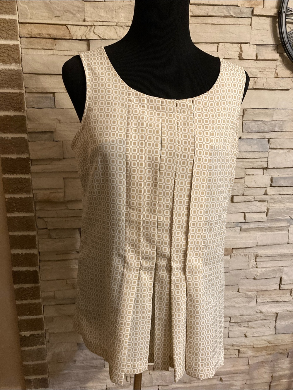 New York & Company Cream Geometric Pleat Front Sleeveless Top